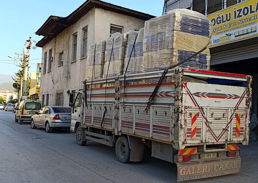 Osmaniye şehir içinde yükleme yapan Özüm Nakliyat aracı