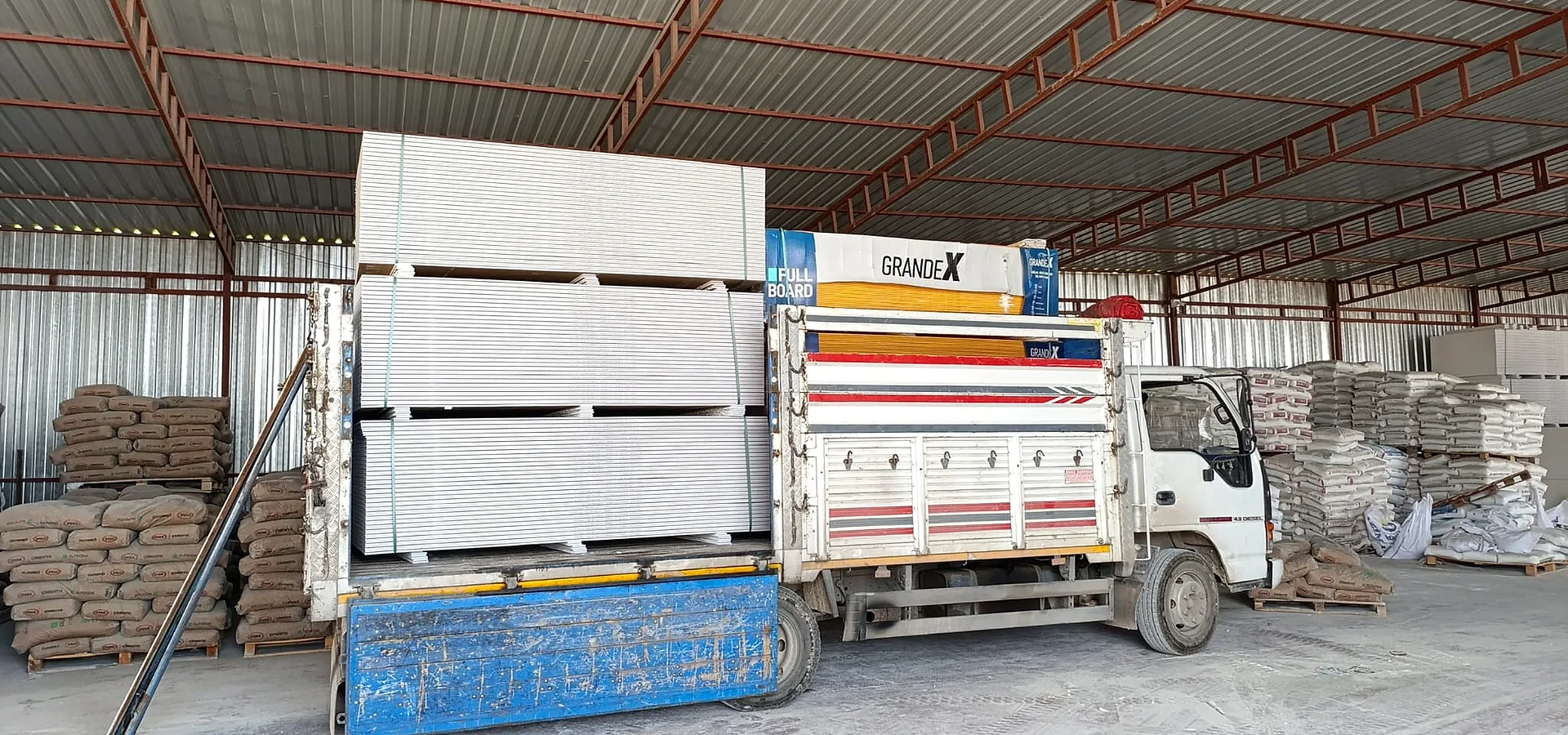 Osmaniye, Adana ve çevre illere nakliye hizmeti veren Özüm Nakliyat aracı