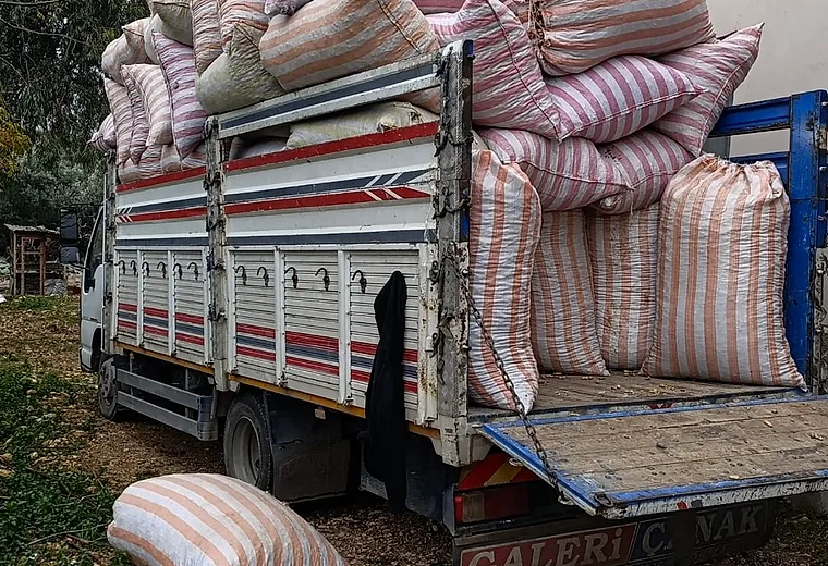 Evden eve nakliyat için paketli yüklerin araçla taşınması