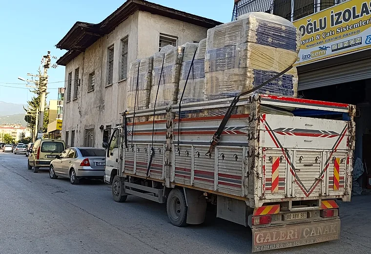 Osmaniye şehir içi nakliyat için yük taşıyan Özüm Nakliyat kamyonu