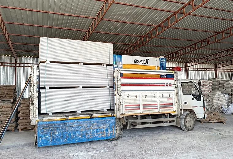 Şehirler arası nakliyat için yola hazır ticari kamyon